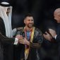 Lionel Messi mengenakan jubah Bisht saat menerima trofi Piala Dunia Qatar. l Istimewa