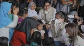 Elizabeth Thohir bersama korban gempa bumi di Kabupaten Cianjur. l Istimewa