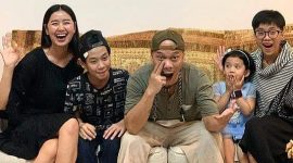 Selfi Nafilah bersama mantan suaminya, rapper Iwa K dan ketiga anaknya. l Istimewa
