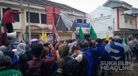 Aksi mahasiswa yang tergabung dalam IMM melakukan aksi lanjutan di Kantor KPU Kabupaten Sukabumi. l Istimewa