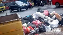 Sampah menumpuk di depan toko di Cibadak. l Istimewa
