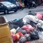 Sampah menumpuk di depan toko di Cibadak. l Istimewa
