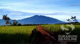 Memandang Gunung Gede Pangrango dari Vila Kaca. l Ugi Prananda