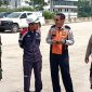 Petugas mendirikan posko di exit tol Bocimi Seksi 2. l Den Yusi
