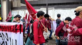 Massa aksi AKMM Sukabumi ke kantor KPU Kabupaten Sukabumi. l Istimewa