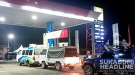 Antre membeli Pertalite di SPBU. l Feryawi Heryadi