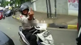 Oknum polisi mengacungkan jari tengah ke relawan Ambulans. l Istimewa