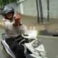 Oknum polisi mengacungkan jari tengah ke relawan Ambulans. l Istimewa