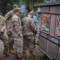 Tentara AS jajan siomay dan cilok. l Istimewa