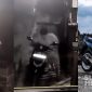Maling motor diduga membakar kemenyan (dilingkari merah), sebelum melakukan aksinya di Ciaul, Kota Sukabumi. l Rena Yuliana