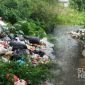 Tumpukan sampah di Kampung Cikareo, Sukabumi. l Laksana Bintang Pratama