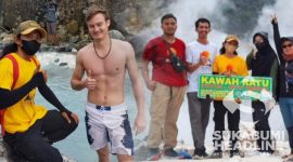 Suhe ketika menjadi pemandu wisata bersama wisatawan yang menggunakan jasanya. l Dok. Pribadi