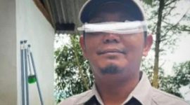 Petugas Kawah Ratu yang memotret bokong perempuan pendaki. l Istimewa