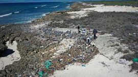 Sampah dan puing-puing berbahan plastik dalam jumlah besar menumpuk di pantai-pantai di Seychelles. l Istimewa