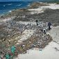 Sampah dan puing-puing berbahan plastik dalam jumlah besar menumpuk di pantai-pantai di Seychelles. l Istimewa