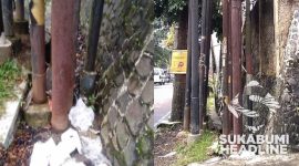 Tiang telepon di Jl KH Ahmad Sanusi, Kota Sukabumi menyumbat saluran drainase. l Nurhakim Maulana Ikbal