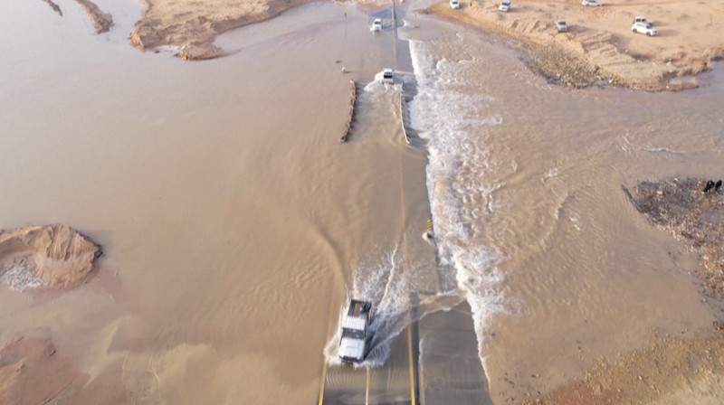 Salah satu lembah sungai terpanjang di Arab Saudi Wadi Al Rummah dipenuhi air. l AFP TV