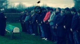 Zlatan Ibrahimovic saat mendapatkan adiknya secara Islam. l Istimewa