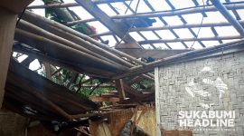 Rumah warga hancur tertimpa pohon kluwih yang tumbang. l sukabumiheadline.com