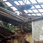 Rumah warga hancur tertimpa pohon kluwih yang tumbang. l sukabumiheadline.com