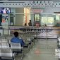 Suasana di dalam Kantor Samsat Cibadak, Kabupaten Sukabumi. l Feryawi Heryadi