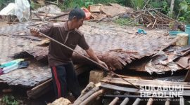 Rumah Uci dan Nunung di Ciracap, Kabupaten Sukabumi ambruk. l sukabumiheadline.com