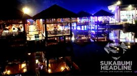 Suasana di restoran terapung Kampung Aer. l Istimewa