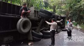 Satu unit truk wings box dengan nomor polisi B 9994 OT dan membawa produk makanan dan minuman ringan terguling di Warungkiara. l Istimewa