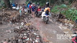 Sampah meluap ke Jalan Kabupaten di Bojonggenteng, Sukabumi. l Istimewa