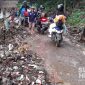 Sampah meluap ke Jalan Kabupaten di Bojonggenteng, Sukabumi. l Istimewa