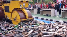 Belasan ribu knalpot bising dan ribuan botol miras dihancurkan di halaman Mapolres Sukabumi. l Istimewa