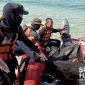 Tim SAR Gabungan mengevakuasi korban tenggelam di Pantai Pasir Putih. l Istimewa