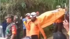 Evakuasi jasad korban pembunuhan dukun pengganda uang di Banjarnegara. l Istimewa