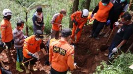 Proses pembongkaran jenazah yang diduga merupakan korban dari dukun pengganda uang, Tohari alias Slamet. l Istimewa