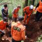 Proses pembongkaran jenazah yang diduga merupakan korban dari dukun pengganda uang, Tohari alias Slamet. l Istimewa