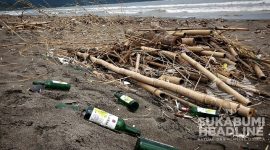Botol miras berserakan di Pantai Citepus, Sukabumi. l Istimewa