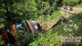 Truk muatan aspal masuk jurang di Palabuhanratu. l Istimewa