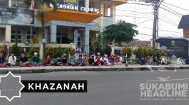 Jemaah Shalat Ied di Cicurug Sukabumi meluber hingga trotoar Jalan Nasional. l sukabumiheadline.com