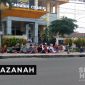Jemaah Shalat Ied di Cicurug Sukabumi meluber hingga trotoar Jalan Nasional. l sukabumiheadline.com