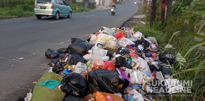 Tumpukan sampah di pinggir Jalan Nasional, Cicurug, Kabupaten Sukabumi. l sukabumiheadline.com