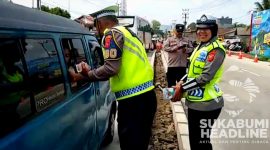 Polisi membagikan air mineral kepada pengendara yang terjebak kemacetan di interchange Tol Bocimi Seksi 2, Parungkuda. l Istimewa