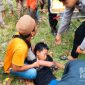 Korban selamat di Pantai Ombak Putih Cikakak. l Istimewa