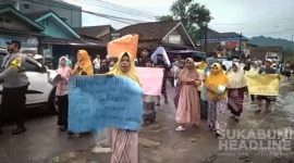 Aksi sejumlah emak-emak di Sukabumi saat melakukan protes jalan rusak. l Yusuf Hermawan