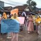 Aksi sejumlah emak-emak di Sukabumi saat melakukan protes jalan rusak. l Yusuf Hermawan