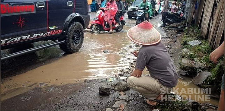 Jalan provinsi rusak parah di Cikembar, Kabupaten Sukabumi. l Yusuf Hermawan