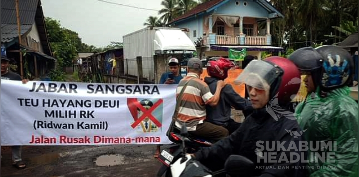 Aksi sejumlah warga di Sukabumi saat melakukan protes jalan rusak. l Yusuf Hermawan