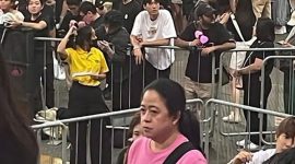 Wanita mirip Puan Maharani nonton konser BLACKPINK di Singapura. l Istimewa