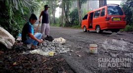 Apay Sopian (duduk) bersama temannya menambal jalan rusak Parungkuda-Pakuwon. l Istimewa
