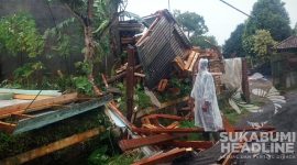 Warga membersihkan puing bangunan rumah yang hancur. l Istimewa