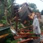 Warga membersihkan puing bangunan rumah yang hancur. l Istimewa